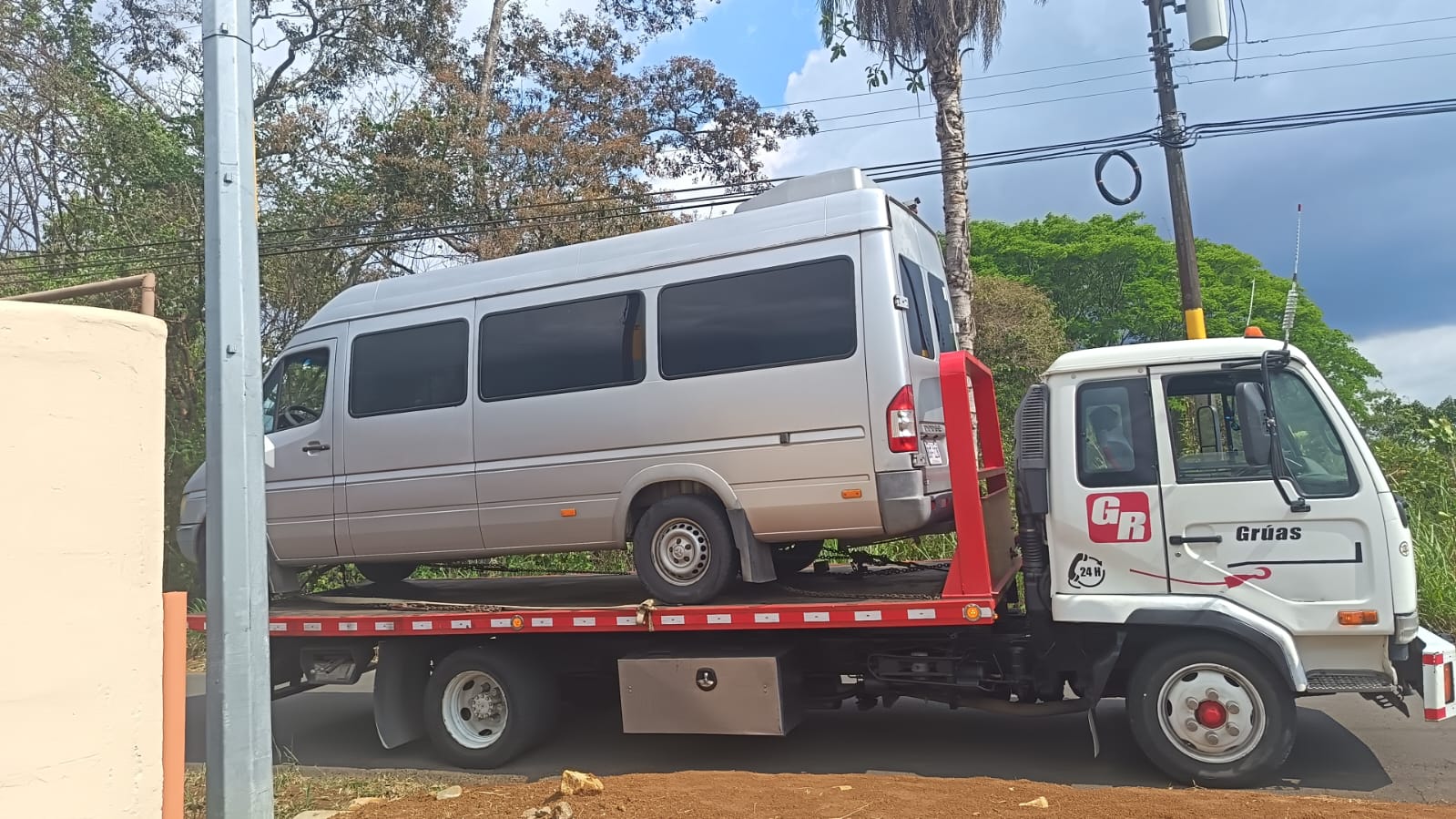 Traslado de microbús en grúa plataforma